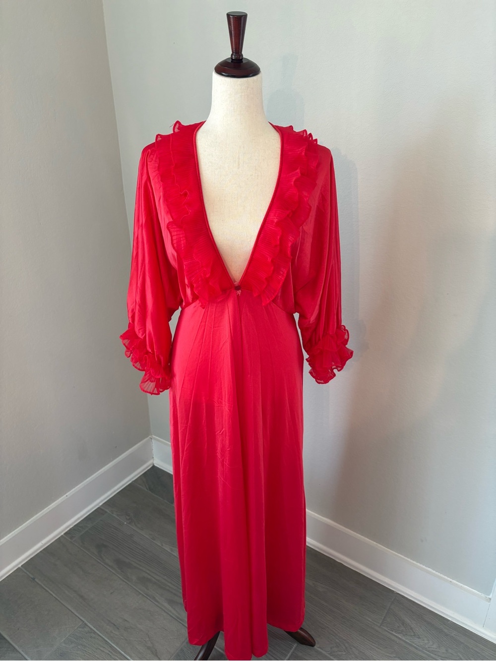 Vintage Hollywood Glam Pin-Up Movie Star Medium Red Ruffled Robe Nightgown